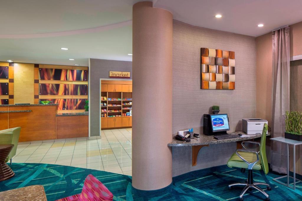 TV a/nebo společenská místnost v ubytování SpringHill Suites Laredo