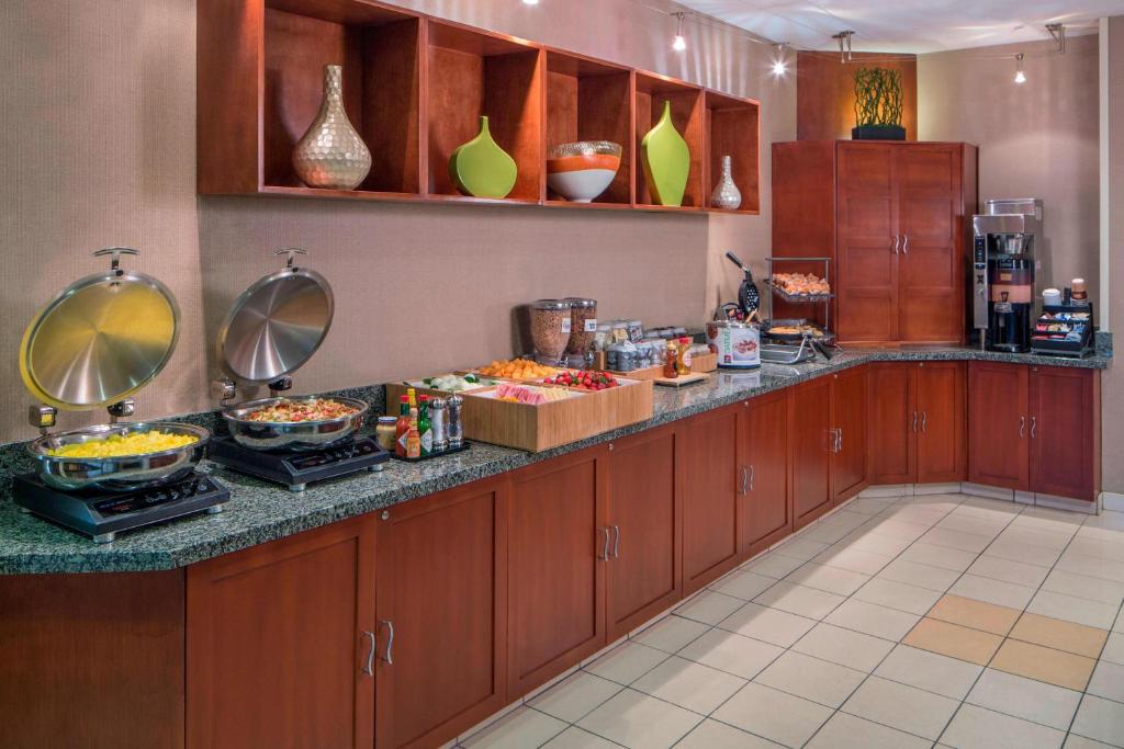 Kuchyň nebo kuchyňský kout v ubytování SpringHill Suites Laredo
