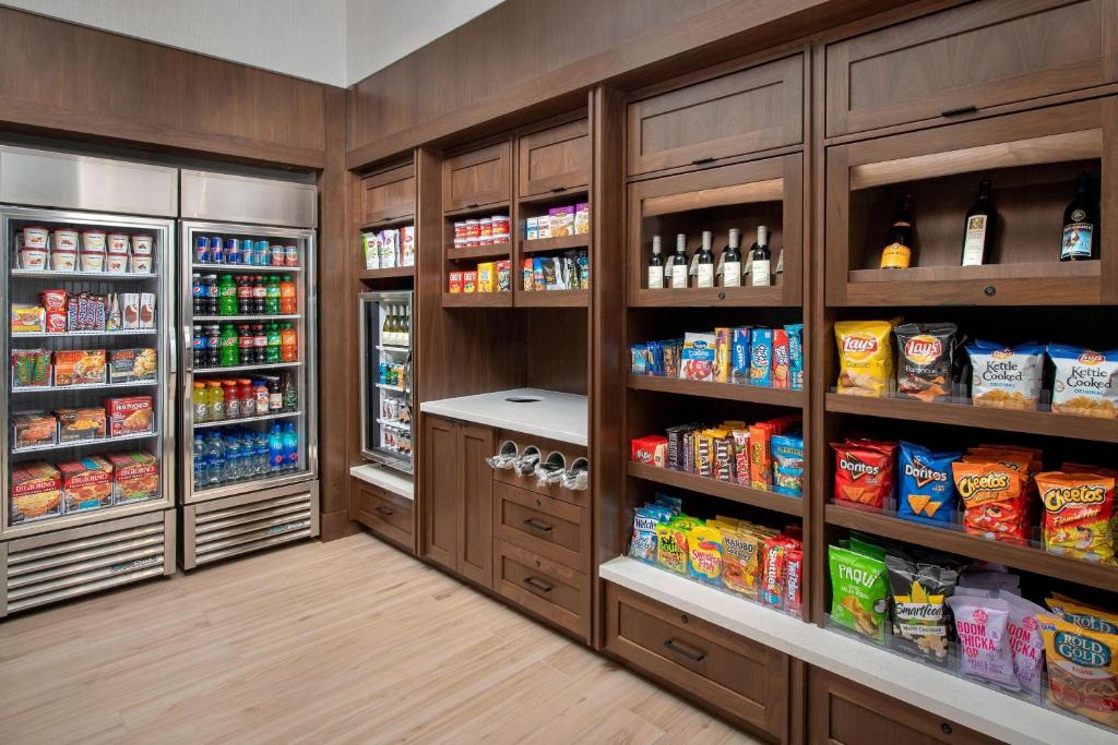 Supermarket nebo jiné obchody v  hotelu nebo okolí