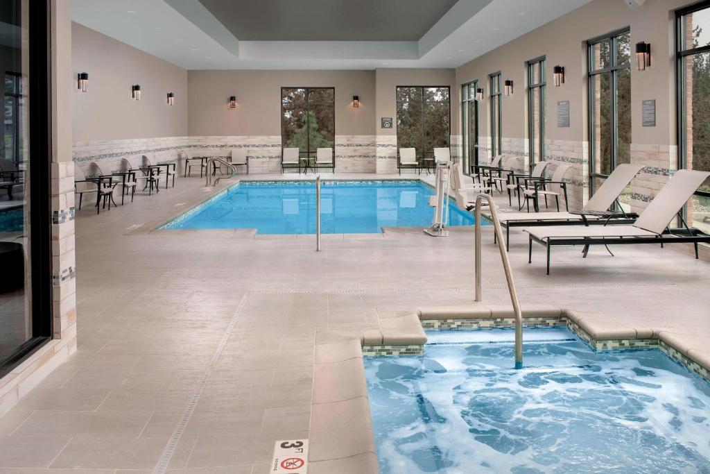 Bazén v ubytování Residence Inn By Marriott Bend nebo v jeho okolí