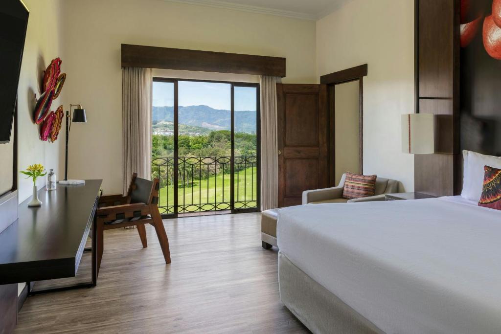 Postel nebo postele na pokoji v ubytování Costa Rica Marriott Hotel Hacienda Belen