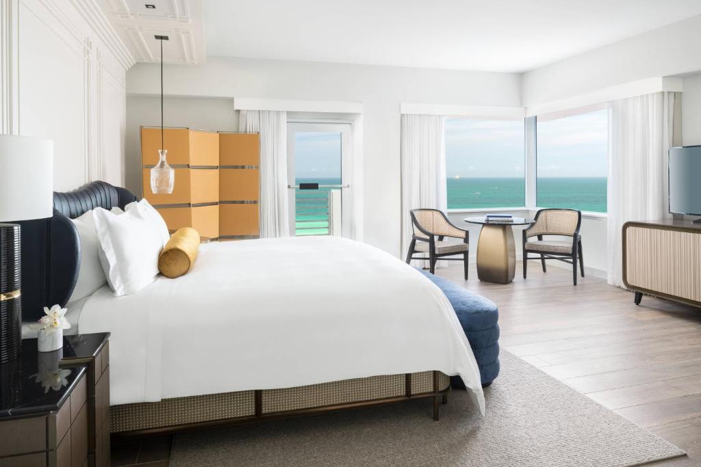 Postel nebo postele na pokoji v ubytování The Ritz-Carlton, South Beach