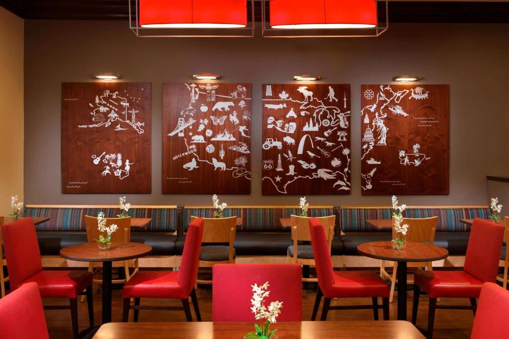 TownePlace Suites Houston Intercontinental Airportにあるシーティングエリア
