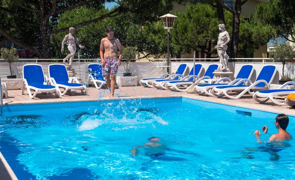 Bazén v ubytování Hotel Trevi nebo v jeho okolí