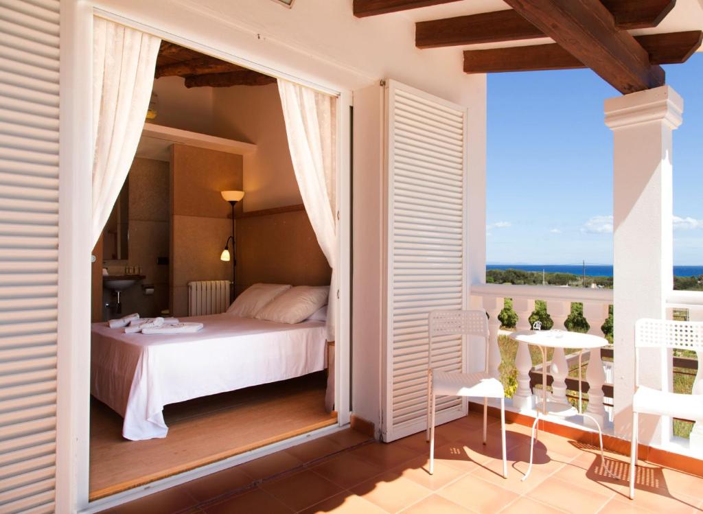 A bed or beds in a room at Es Pas Formentera Agroturismo