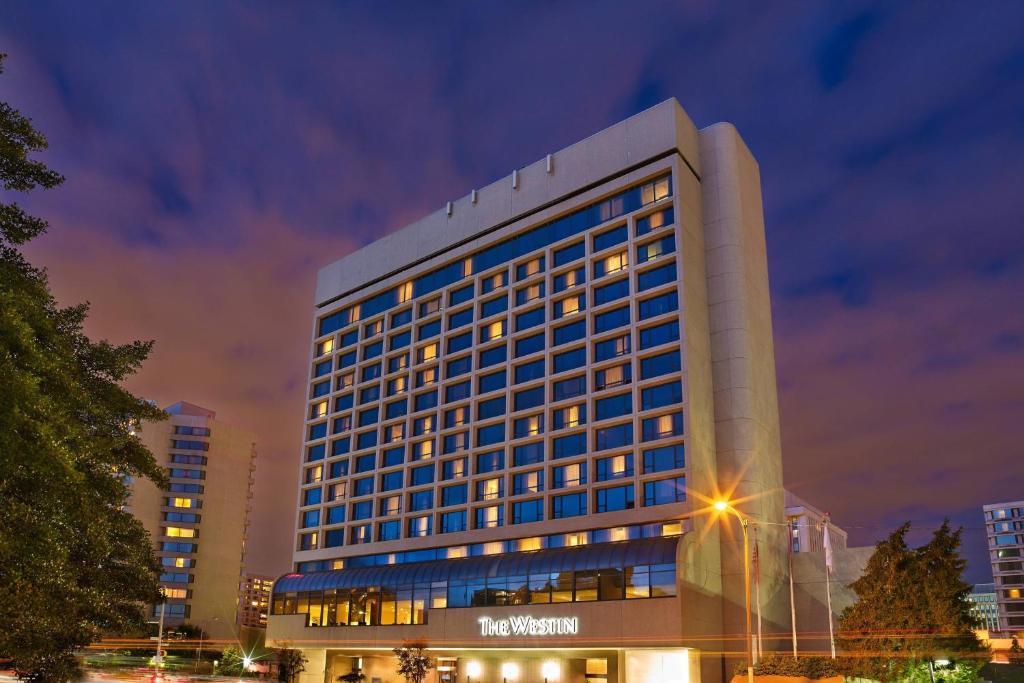 アーリントンにあるThe Westin Crystal City Reagan National Airportの街中の明かりが灯っている大きな建物