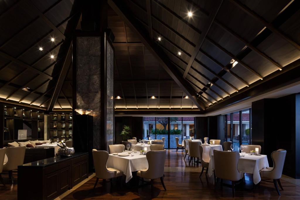 Restaurace v ubytování The Ritz-Carlton Okinawa