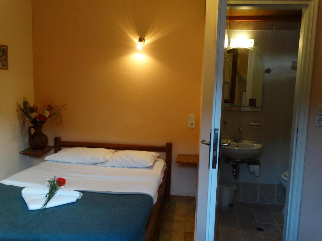 Postel nebo postele na pokoji v ubytování Akrotainaritis Rooms