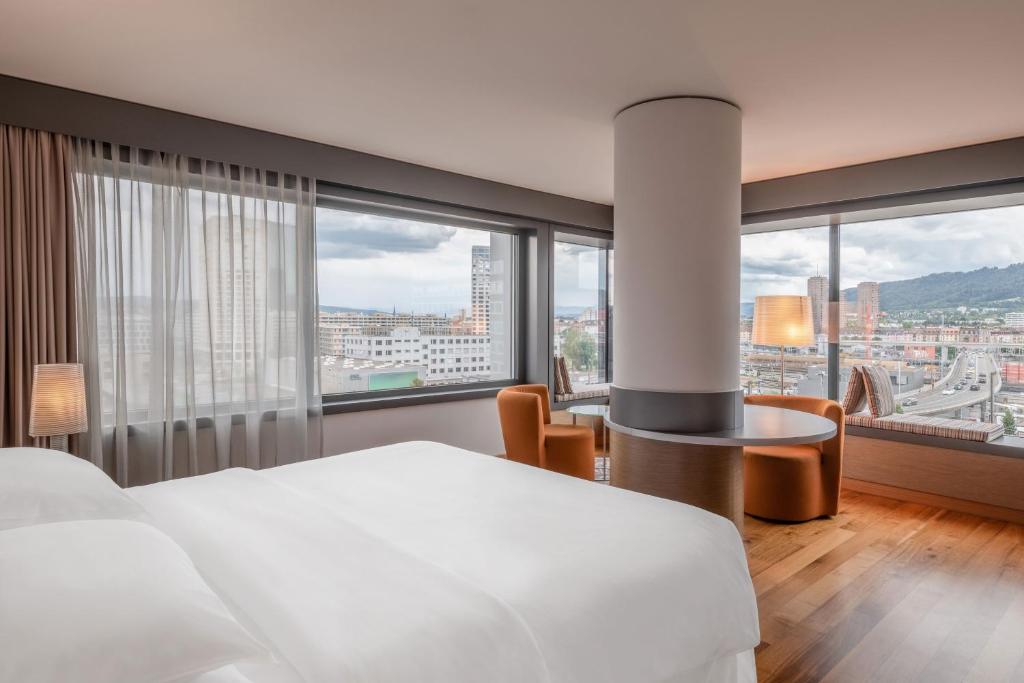 Postel nebo postele na pokoji v ubytování Sheraton Zürich Hotel