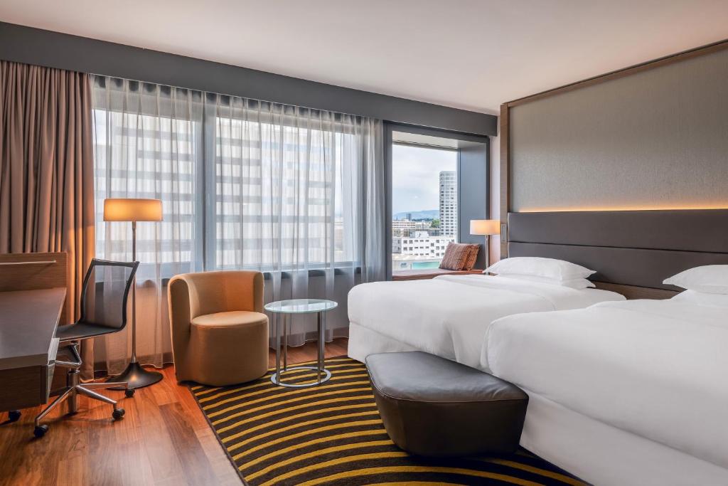 Postel nebo postele na pokoji v ubytování Sheraton Zürich Hotel