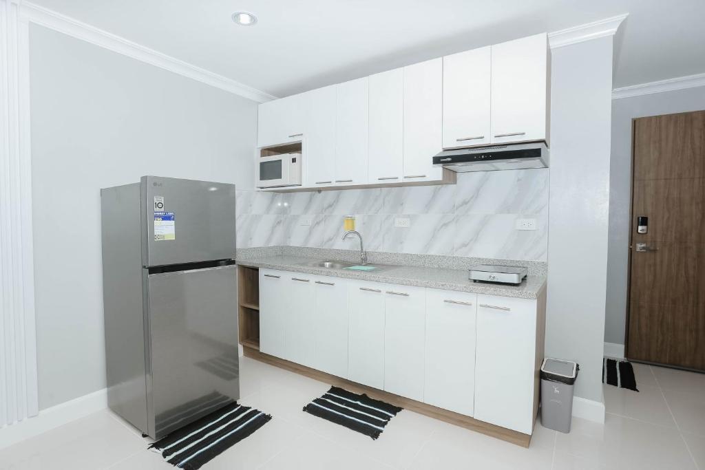 Kuchyň nebo kuchyňský kout v ubytování Condo18k Beside Mactan Newtown