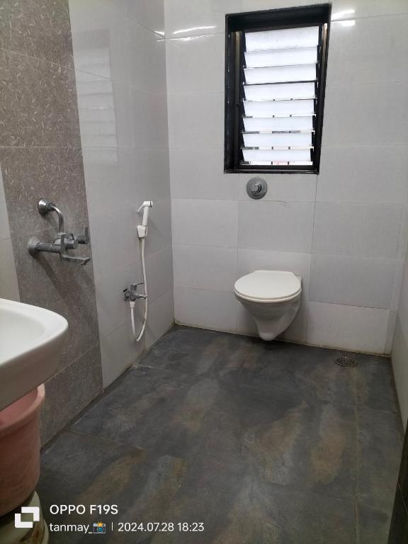 Koupelna v ubytování HOTEL SHRI PUSHPANJALI SHIRDI