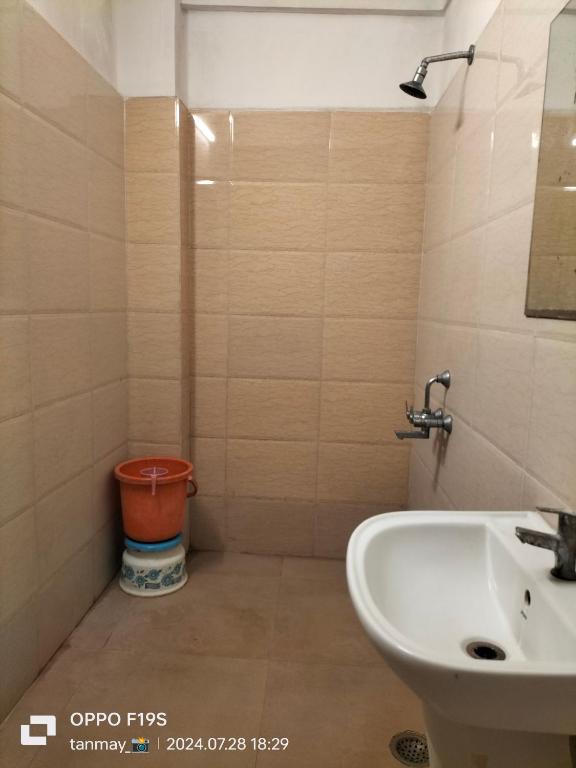Koupelna v ubytování HOTEL SHRI PUSHPANJALI SHIRDI