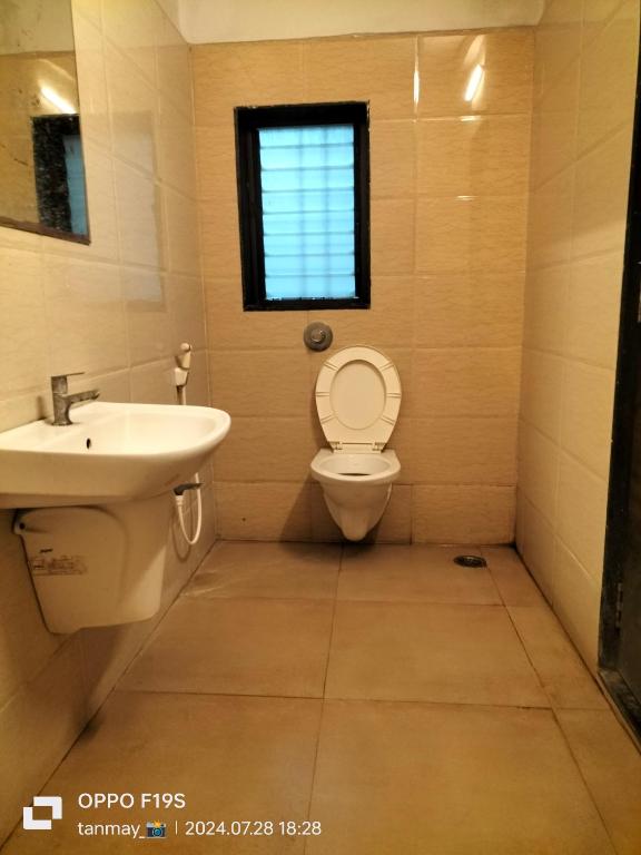 Koupelna v ubytování HOTEL SHRI PUSHPANJALI SHIRDI