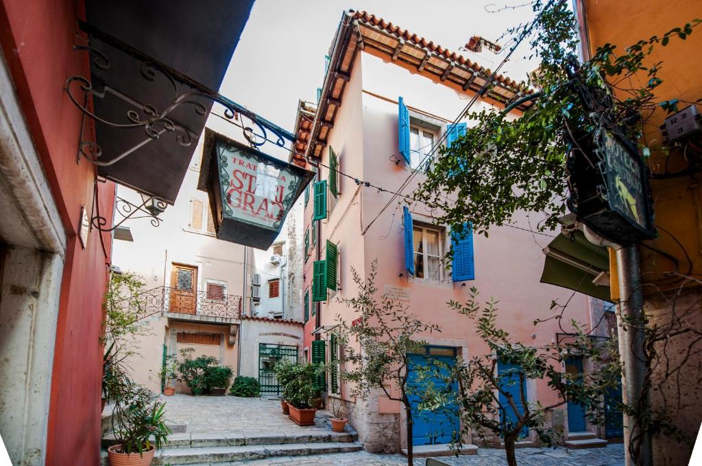 an alley in an old town with buildings at Residence Marco Polo Centro Storico in Rovinj