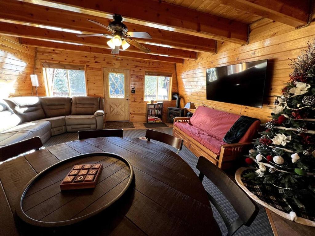 TV/trung tâm giải trí tại Cozy Bear Cabin Getaway