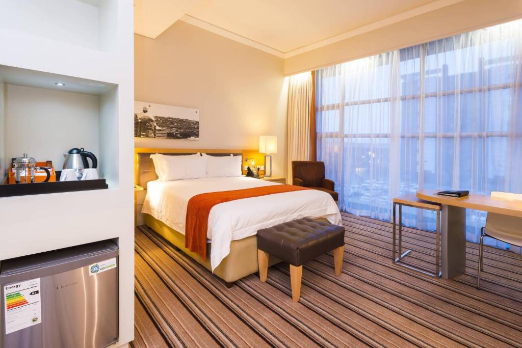 Postel nebo postele na pokoji v ubytování Protea Hotel by Marriott Gaborone Masa Square
