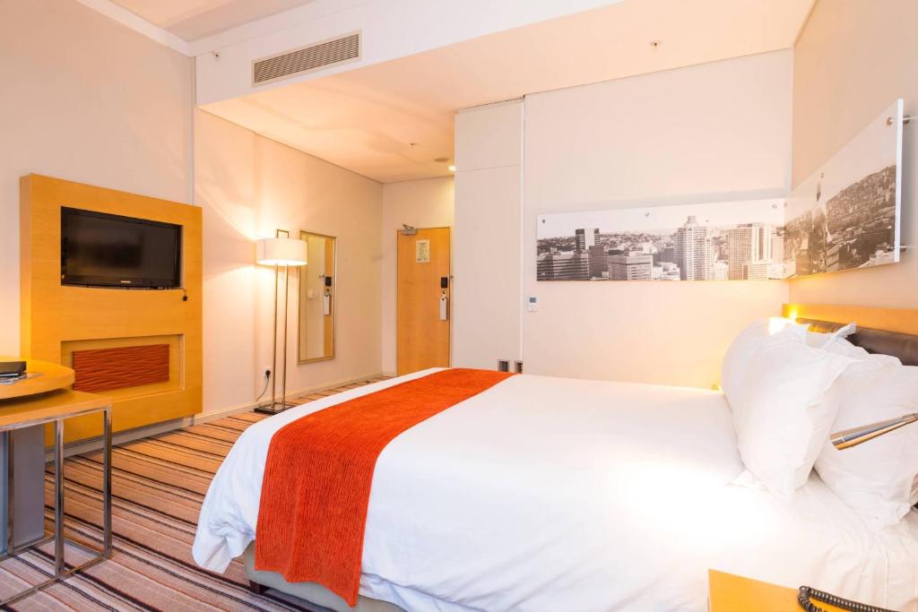 Postel nebo postele na pokoji v ubytování Protea Hotel by Marriott Gaborone Masa Square
