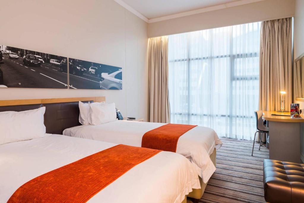 Postel nebo postele na pokoji v ubytování Protea Hotel by Marriott Gaborone Masa Square