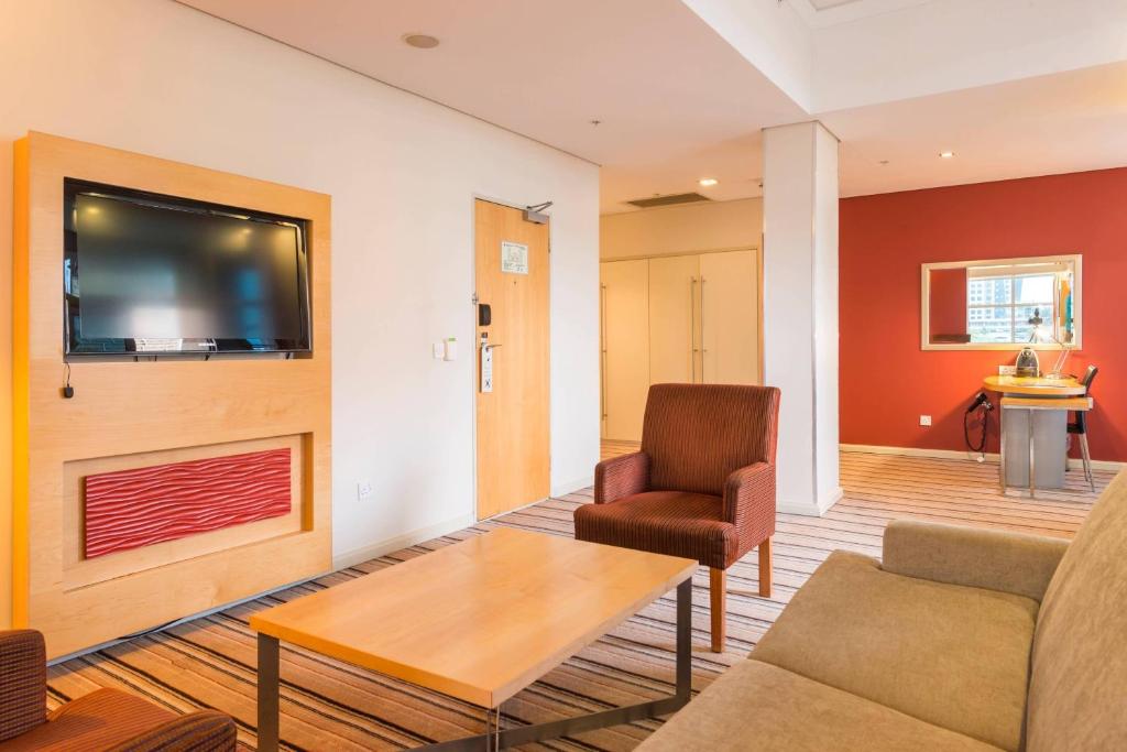 TV a/nebo společenská místnost v ubytování Protea Hotel by Marriott Gaborone Masa Square