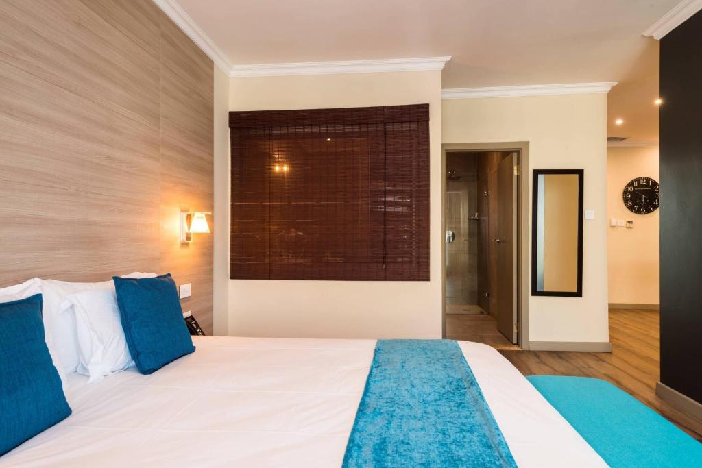 Postel nebo postele na pokoji v ubytování Protea Hotel by Marriott Gaborone Masa Square