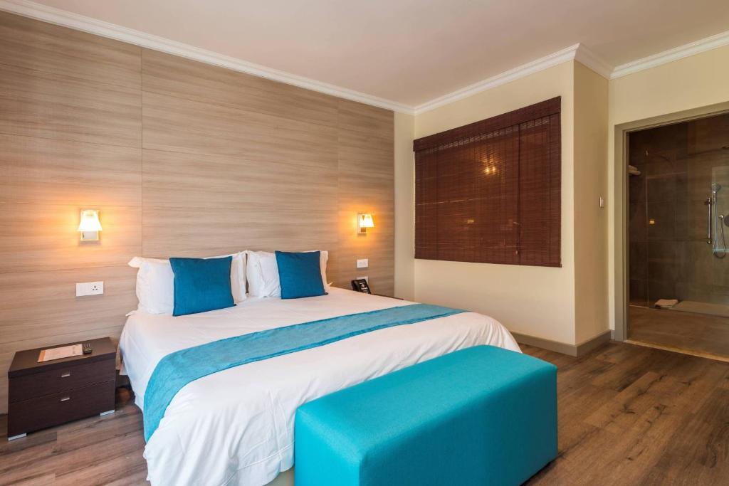 Postel nebo postele na pokoji v ubytování Protea Hotel by Marriott Gaborone Masa Square