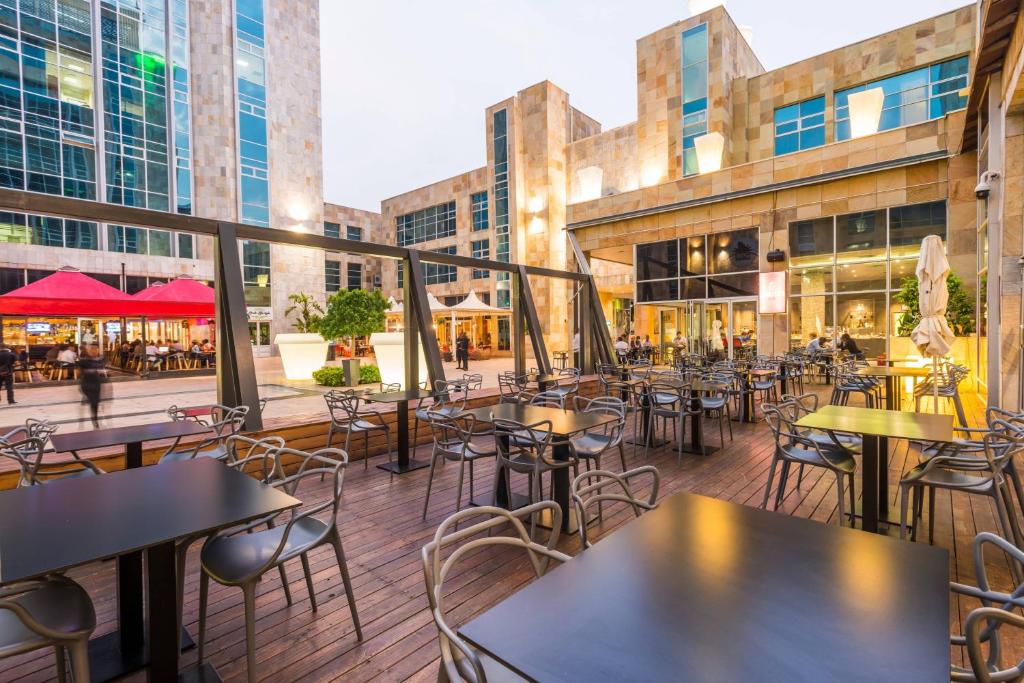 Restaurace v ubytování Protea Hotel by Marriott Gaborone Masa Square