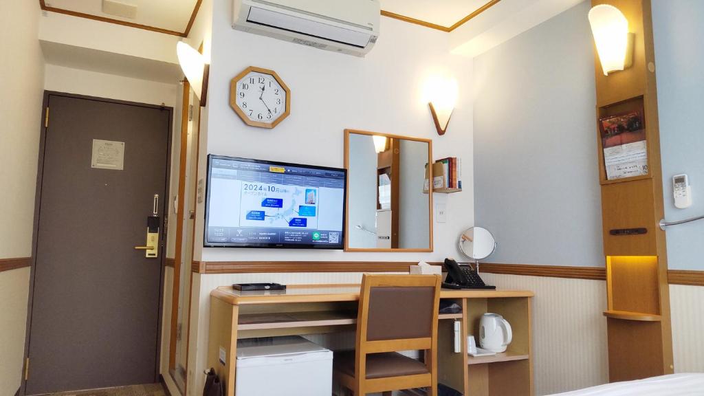 TV a/nebo společenská místnost v ubytování Toyoko Inn Tsuruga Ekimae