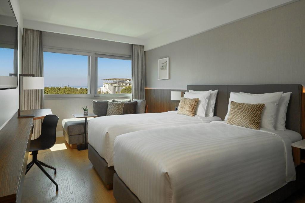 Postel nebo postele na pokoji v ubytování Athens Marriott Hotel