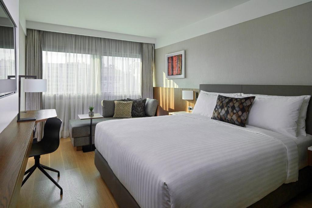 Postel nebo postele na pokoji v ubytování Athens Marriott Hotel