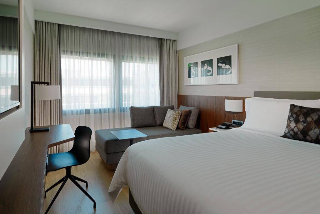 Postel nebo postele na pokoji v ubytování Athens Marriott Hotel