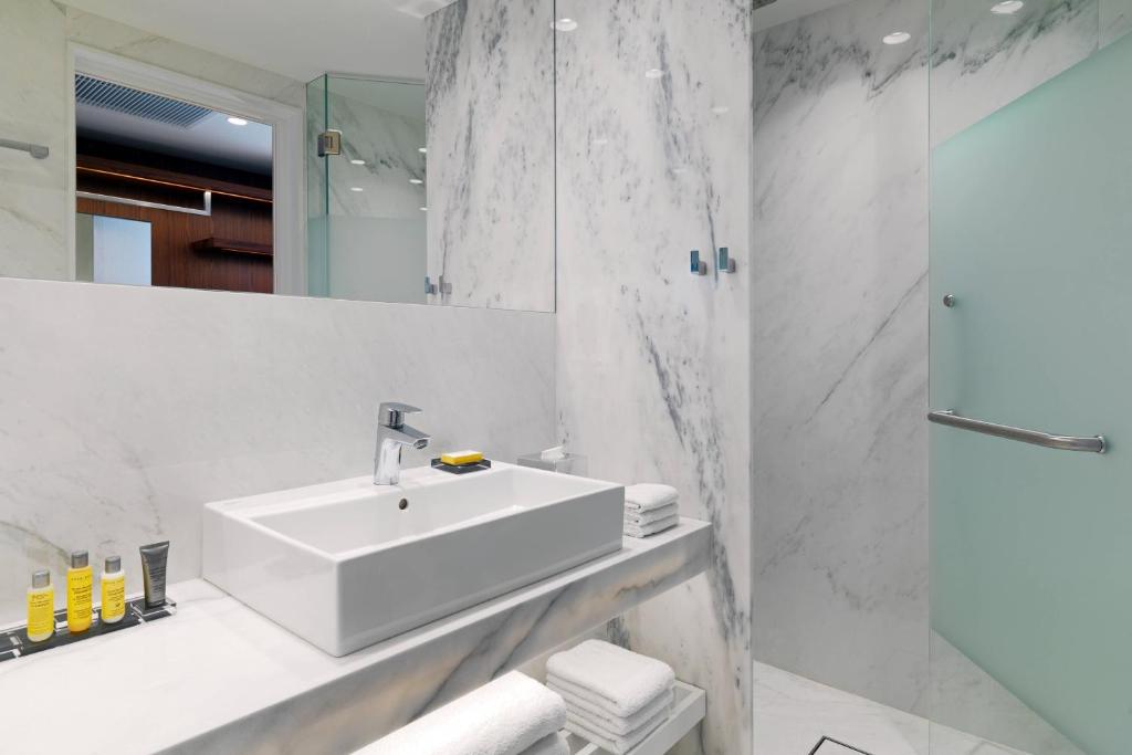 Koupelna v ubytování Athens Marriott Hotel