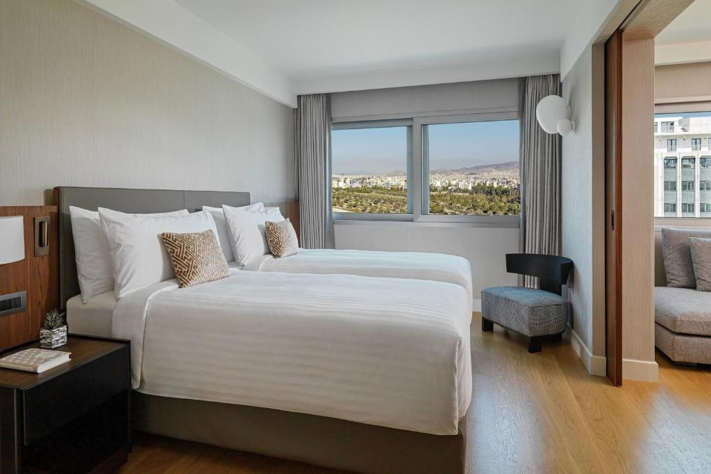 Postel nebo postele na pokoji v ubytování Athens Marriott Hotel