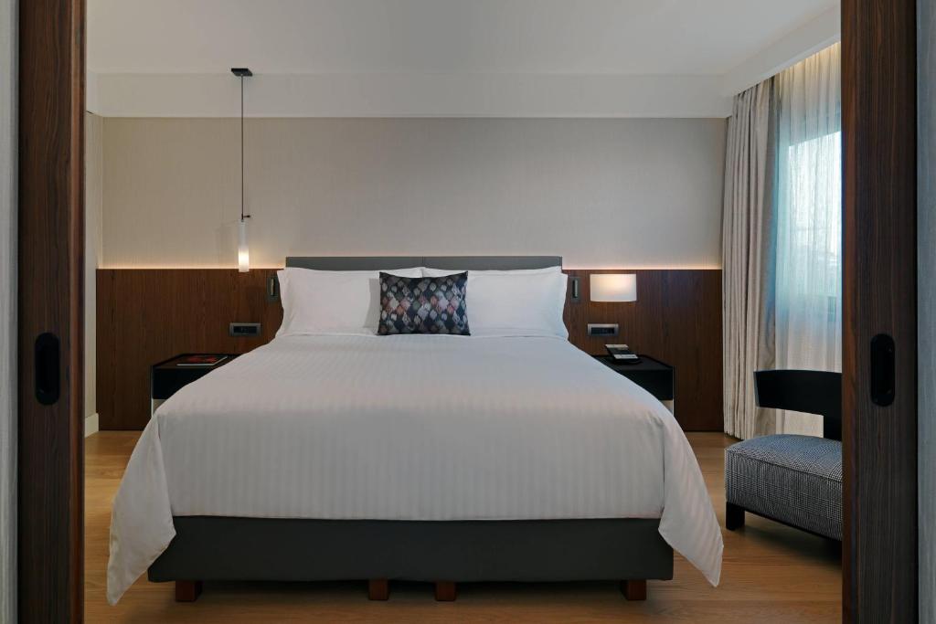 Postel nebo postele na pokoji v ubytování Athens Marriott Hotel