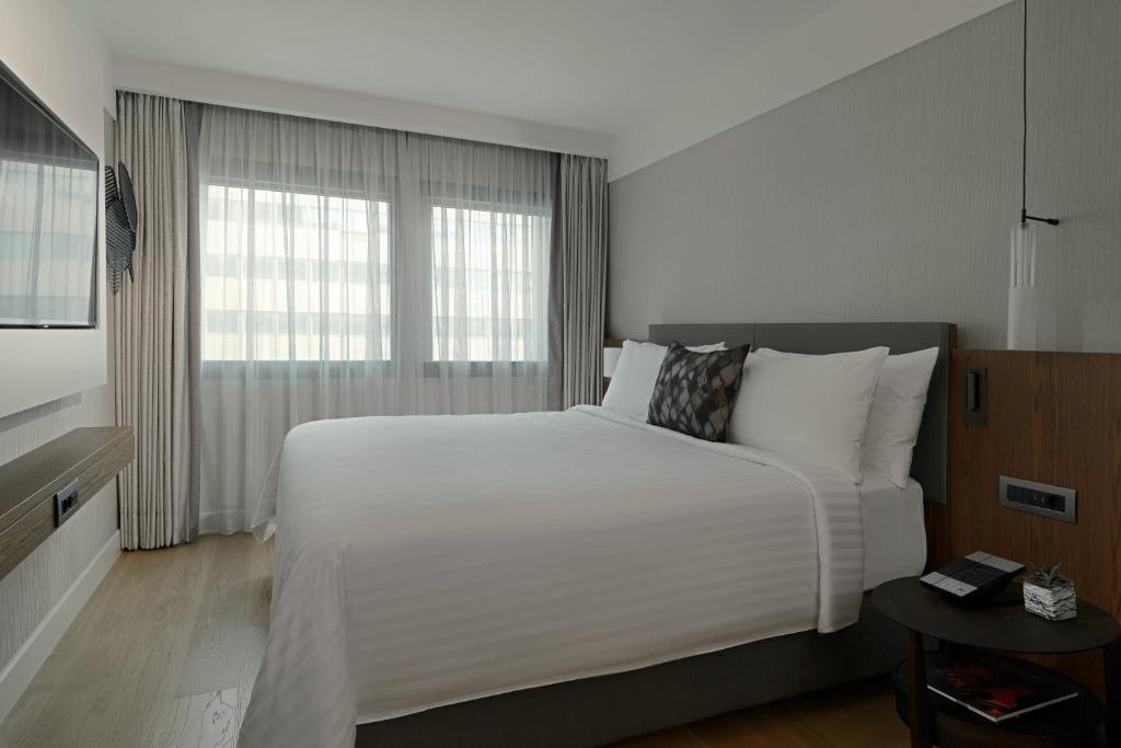 Postel nebo postele na pokoji v ubytování Athens Marriott Hotel