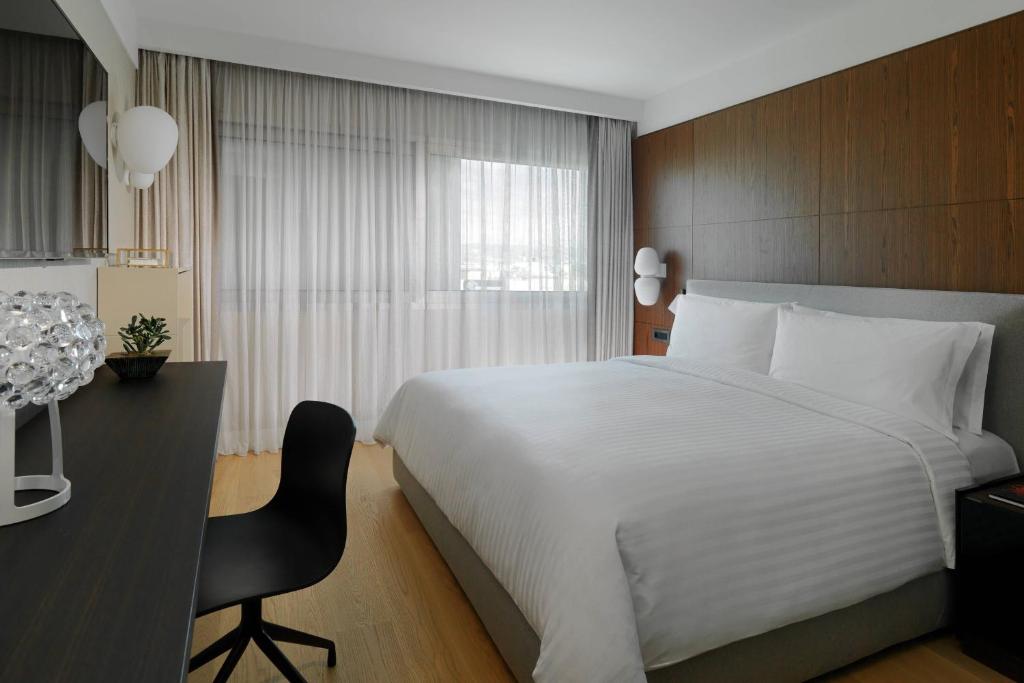 Postel nebo postele na pokoji v ubytování Athens Marriott Hotel