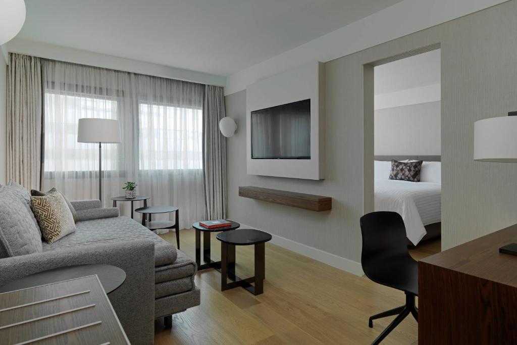TV a/nebo společenská místnost v ubytování Athens Marriott Hotel