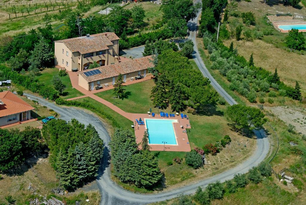Bazén v ubytování Agriturismo L'Imposto nebo v jeho okolí