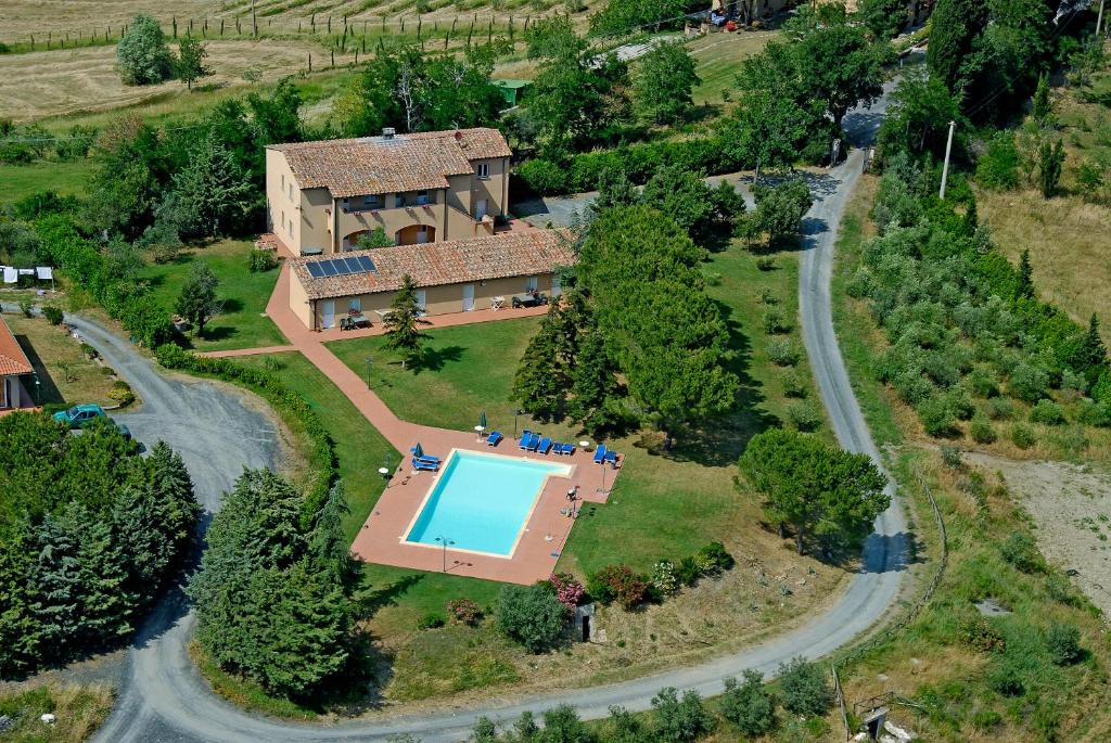 Bazén v ubytování Agriturismo L'Imposto nebo v jeho okolí