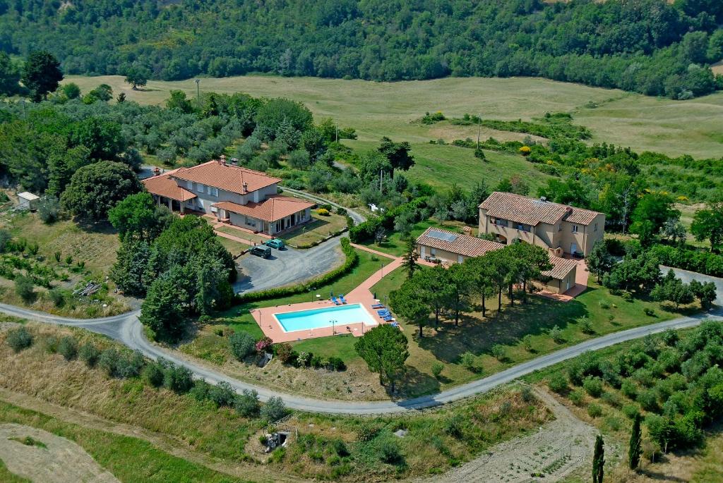 Bazén v ubytování Agriturismo L'Imposto nebo v jeho okolí