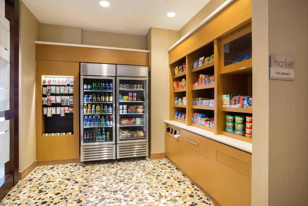 Supermarket nebo jiné obchody v  hotelu nebo okolí