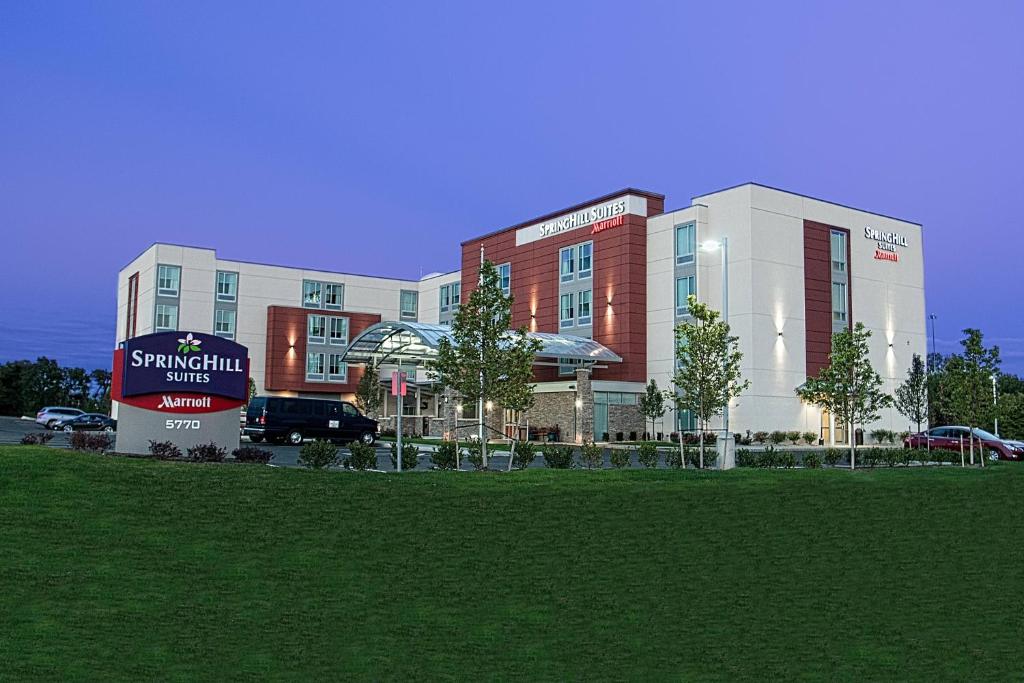 Un gran edificio con un cartel delante. en SpringHill Suites by Marriott Canton, en North Canton