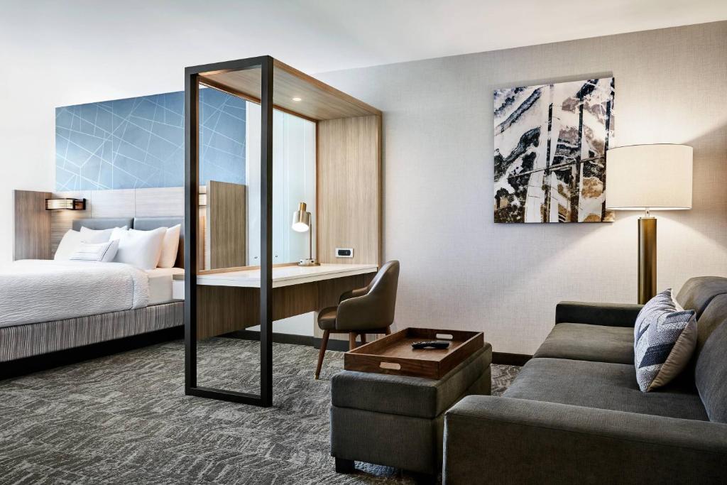 Postel nebo postele na pokoji v ubytování SpringHill Suites by Marriott Phoenix Goodyear