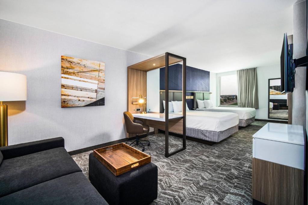 Postel nebo postele na pokoji v ubytování SpringHill Suites by Marriott Phoenix Goodyear