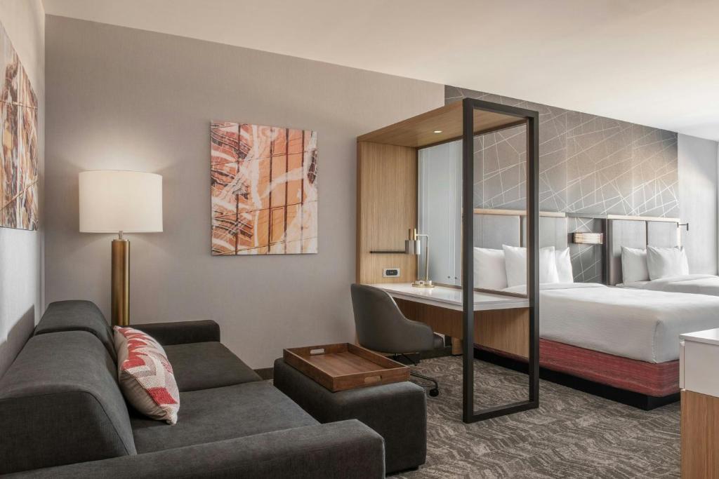 Postel nebo postele na pokoji v ubytování SpringHill Suites by Marriott Phoenix West/Avondale
