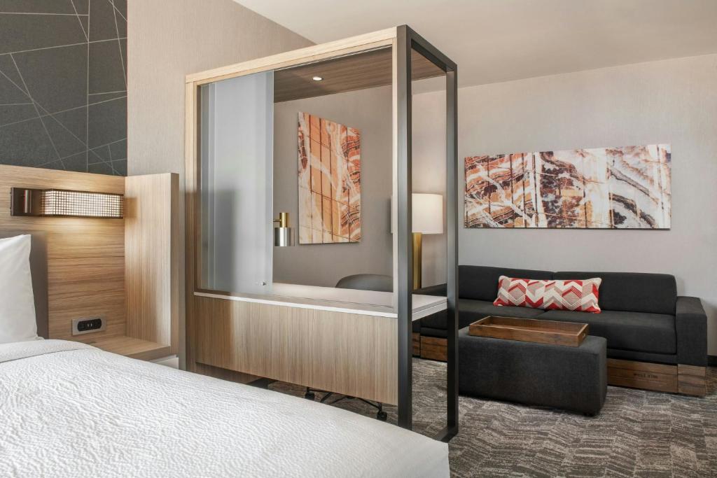 Postel nebo postele na pokoji v ubytování SpringHill Suites by Marriott Phoenix West/Avondale