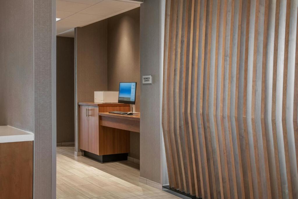 TV a/nebo společenská místnost v ubytování SpringHill Suites by Marriott Phoenix West/Avondale