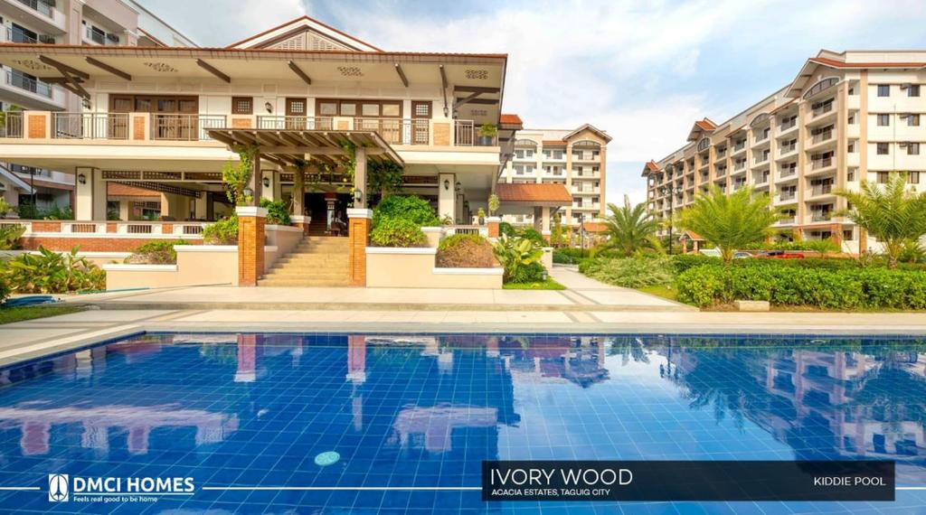 ein Schwimmbad vor einem Gebäude in der Unterkunft The Cozysweet Homestay in Manila