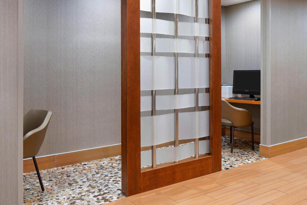 TV a/nebo společenská místnost v ubytování SpringHill Suites Scottsdale North