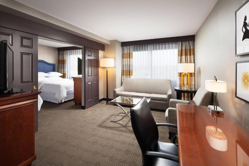 Sheraton Fairplex Suites & Conference Center - Double Room With Two Double Beds And Sofa Bed